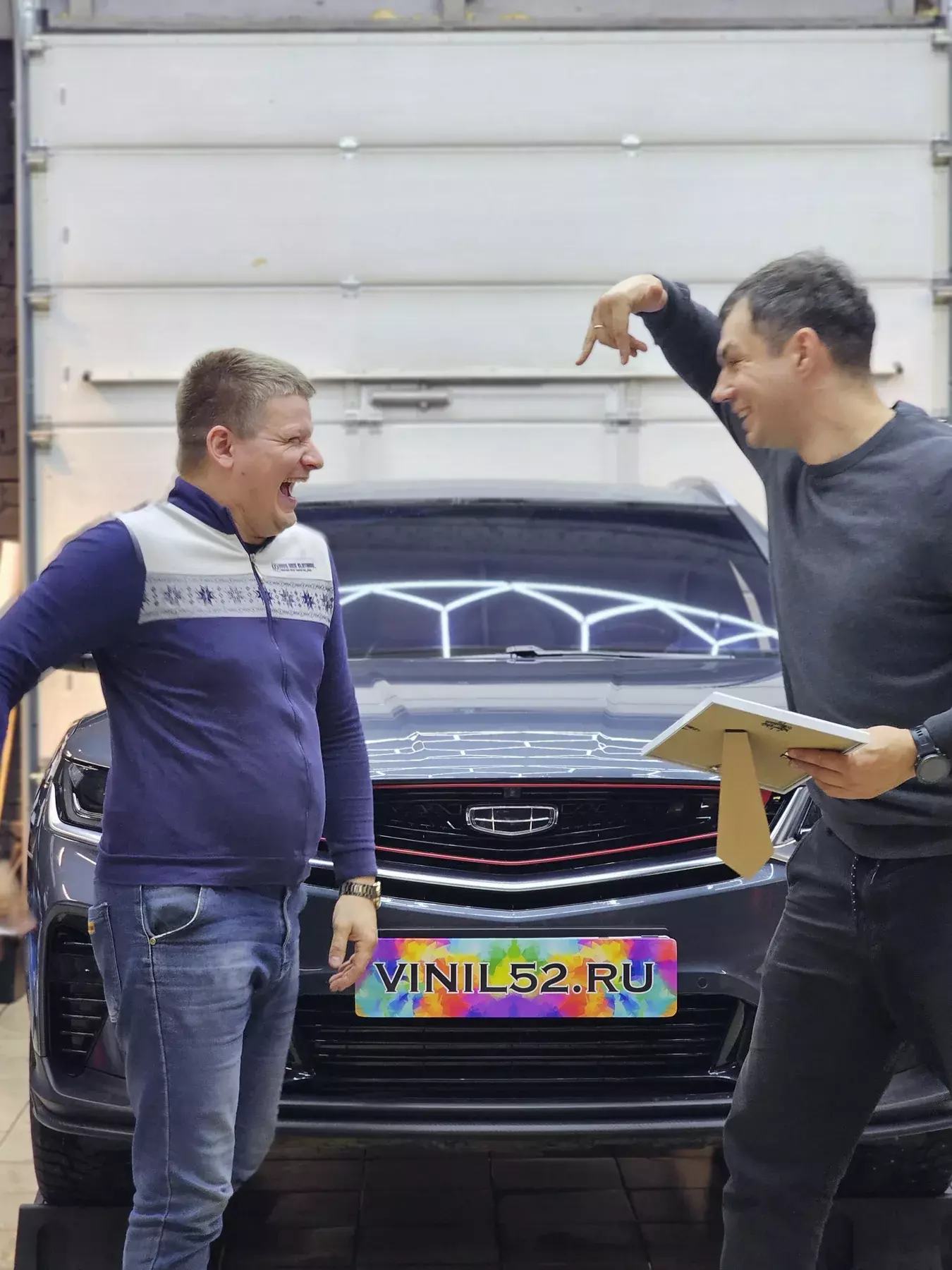 Разбор практической работы с учеником рядом с автомобилем