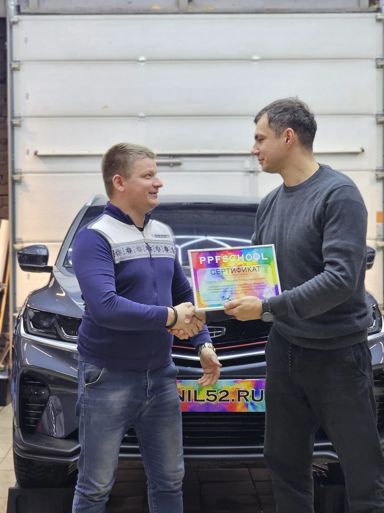 Полировщик на практике PPF School изучает защиту кузова полиуретановой пленкой
